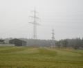 Bild: bey
Auf dem hinteren Mast des Ostbayernrings hinter dem Ortsteil soll der Strom über ein Umspannwerk ins Netz der Bayernwerk AG eingespeist werden. Für das Umspannwerk muss der notwendige Wald, derzeit Eigentum der Bayerischen Staatsforsten, in großem Umfang gerodet werden.