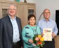 Bild: njn
Rosi und Anton Hauer feierten Goldene Hochzeit. Dazu gratulierte auch Bürgermeister Johannes Reger (links).
