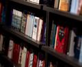 Archivbild: Fabian Sommer/dpa
Über 25 Millionen Bücher, die auf der Plattform unter dem Hashtag #BookTok Thema waren, wurden im vergangenen Jahr verkauft.