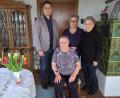 Bild: wel
Gerda Ertel feiert ihren 85. Geburtstag mit ihren Freundinnen Sofia Scherbl und Regina Sautter (von rechts). Auch Bürgermeister Rudolf Teplitzky gratuliert der Jubilarin.