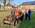 Bild: Gerhard Krones
Die Projektlokomotive ist unter Dampf und mit Akteuren besetzt: Im Vordergrund Pavel Bulin und Katka Müllerova, dahinter Bürgermeister Uwe König und Timo Häusler mit Hartmut Schendzielorz.
