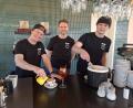 Bild: bl
Das insgesamt elfköpfige Team der Hamburgerei, im Bild (von links) Betriebsleiter Vincent Hemelaar, Geschäftsführer Sebastian Bernhard und Mitarbeiter Hugo Haas, rüstet sich für den Ansturm in der neunten Filiale am Steinberger See.