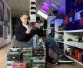 Bild: Dominik Mark
Dominik Mark sammelt unter anderem Videospiele und präsentiert sie auf seinem Instagram-Kanal. Dort folgen dem Krummennaaber mittlerweile fast 16.000 Accounts.