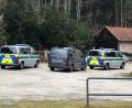 Bild: Kathrin Zeilmann
Polizeifahrzeuge stehen bei einer Razzia vor einem Haus. In Bayern, Baden-Württemberg und Nordrhein-Westfalen finden Razzien gegen die organisierte Kriminalität statt.