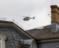 Bild: Christian Lademann/dpa
Ein Polizeihubschrauber hilft am Mittwoch bei der Suche aus der Luft und fliegt am Himmel über den Dächern von Weilburg.