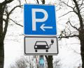 Bild: Julian Stratenschulte/dpa
Ab dem 1. April dürfen Elektroautos in Bayern auf öffentlichen Stellflächen bis zu drei Stunden kostenlos parken.