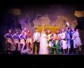 Bild: Maximilian Hegner
Das Ensemble von „Spamalot“ auf der Bühne.