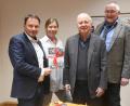 Bild: Gabi Schönberger
Weidens Oberbürgermeister Jens Meyer bekommt als einer der Ersten die Neuausgabe des Buches "Sie kommen! Die letzten Kriegstage in der Oberpfalz 1945" von Christine Ascherl, German Vogelsang und Josef Roidl (von links).