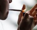 Bild: Fabian Sommer/dpa
Eine Person zündet sich einen Joint an. Nach der Cannabis-Legalisierung verzeichnet die Fachambulanz für Suchtberatung weniger Klienten. Das hat mit der Straffreiheit zu tun.