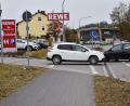 Bild: Stephan Huber
Neben der Vilstalstraße in Kümmersbruck, direkt unter dem Geh- und Radweg (im Vordergrund), verläuft die alte Wasserleitung, die ab Anfang April ausgetauscht wird. Keine ganz einfache Baustelle, weil sie die Zufahrt zu mehreren Einkaufsmärkten betrifft.