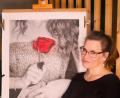 Bild: Voigt
Nicol Voigt aus Cham feiert im Kunsthaus ihre Ausstellungspremiere. Das Gemälde, vor dem die Künstlerin steht, nennt sie "Romanze".
