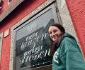 Bild: Gabi Schönberger
Lena Kappl steht schon lange hinter der "Hashtag"-Theke und kennt den Club bestens. Sie freut sich, dass sich die meisten Gäste an die Regeln halten.
