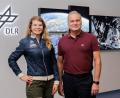 Bild: Deutsche Raumfahrtagentur im DLR/dpa
Rabea Rogge steht neben Walther Pelzer, dem Generaldirektor der Deutschen Raumfahrtagentur, im Deutschen Zentrum für Luft- und Raumfahrt.