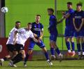Bild: Büttner
Dirigiert von Mauricio Göhlert (Vierter von links) hat die Weidener Mauer bei diesem Würzburger Freistoß alles im Griff. Der Kapitän der SpVgg SV Weiden avancierte in Halbzeit zwei selbst zum Matchwinner, als er einen Freistoß zum Siegtreffer ins Würzburger Tor zirkelte.