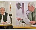 Bild: Thomas Dobler  
Stefan Voith (links) und Autor Bernhard Setzwein bei der szenischen Lesung in der evangelischen Versöhnungskirche in Neunburg vorm Wald. Im Hintergrund sieht man Fotos von Dietrich Bonhoeffer (oben) und Josef Müller, genannt "Ochsensepp", dem Gründer der CSU.