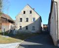 Bild: jr
Dieses Gebäude im Höflaser Weg soll heuer noch abgerissen werden. Die Straßenführung wird dadurch verbreitert, weiter gibt es neue Parkplätze und einen kleinen Platz mit Aufenthaltsqualität.