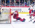 Archivbild: Tobias Neubert
Jonas Neffin (links), Goalie der Eisbären Regensburg, avancierte zum Matchwinner gegen die Selber Wölfe.