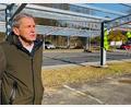Bild: Gajeck-Scheuck
Der zuständige Stadtwerke-Mitarbeiter Wolfang Dotzler freut sich über die neue PV-Anlage auf dem Hockermühlbad-Parkplatz. Der Ausbau der regenerativen Energien komme Amberg und der Region zugute.
