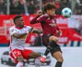 Bild: Armin Weigel/dpa
Immer hautnah dran: In der weiten Hälfte kämpfte der SSV Jahn Regensburg den 1. FC Nürnberg nieder. In dieser Szene bearbeitet Frederic Ananou (links) den Club-Torschützen Janis Antiste.