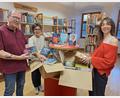Bild: bl
Pünktlich zur Nacht der Bibliotheken am 4. April packt Büchereileiterin Irmi Sittl (Mitte) mit ihrem ehrenamtlichen Team, hier im Bild Norbert Wagner, und Alexandra Oppitz, die Kartons mit den Neuerscheinungen aus.
