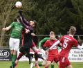 Bild: ham
Der Vohenstraußer Torwart Julian Muessig klärt im letzten Moment vor Christoph Lindner vom FC Wernberg. Der FC gewann daheim mit 1:0.