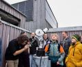 Bild: Stephan Huber
Sonnenfinsternis-Schauen in Ursensollen. Matthias Mändl (links) Vorsitzender der Sternenfreunde Amberg-Ursensollen, freute sich über die Besucher. Die Sicht hatte angesichts der Bewölkung aber besser sein können.