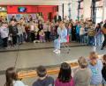 Bild: Fred Lehner
Die Überraschung ist gelungen. In der Aula begrüßen die Schulkinder die neue Rektorin mit Tanz und Gesang.