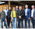 Bild: fdl
Die Vorstandschaft der DGE (von links): Vositzender Manuel Falk, Kassier Marco Meier, 2. Vorsitzender Thomas Kummer, Schriftführerin Angelika Meyer und Betriebsleiter Gemeinschaftshaus Daniel Kummer, trafen sich vor dem Gemeinschaftshaus mit Architekt Heinrich Schwirzer, MdL Harald Schwartz und Bürgermeister Hermann Falk.
