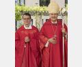 Archivbild: altrofoto.de
Der neue Schwarzenfelder Pfarrer Maximilian Moosbauer (links) wird von Bischof Rudolf Voderholzer 2019 zum Priester geweiht.