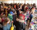 Bild: do
Rekordbesuch meldete die Speinsharter Mutter-Kind-Gruppe beim Bücher- und Spielemarkt im Gemeindezentrum. Die Besuchermassen hatten die Qual der Wahl, unter den vielen Tausend Medien das Richtige zu finden.