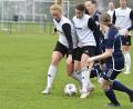 Bild: Hubert Ziegler
Anne Wagner (links) und Marie Karpf (2.v.l.) vom TSV Theuern sichern in dieser Szene den Ball vor ihren Gegnerinnen vom SV Kirchberg ab. Am Ende gewannen die Fußballerinnen des TSV Theuern verdient mit 1:0.