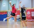 Bild: Günter Uschold
HSG-Spielerin Anna Stubenvoll (links) war oft nicht zu stoppen. Hier probiert es die Oberviechtacherin Susanne Hauser (rechts).