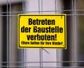 Bild: Monika Skolimowska/dpa
An Baustellen, Spielplätzen und Privatgrundstücken häufig zu lesen: „Eltern haften für ihre Kinder.“