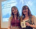 Bild: upl
Michaela Stauber (rechts) schreibt an ihrer Doktorarbeit zum Thema Kirwa. Regina Wolfohr vom Landratsamt Amberg-Sulzbach gratulierte ihr dazu.