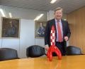 Bild: upl
Dr. Erik Hallmann mit der Mondrakete im Besprechungszimmer. Links im Hintergrund der Firmengründer Otto Carl Schulz und rechts die nächste Generation mit Hallmanns Schwiegervater Carl Schulz.