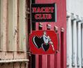 Symbolbild: Christoph Schmidt/dpa
"Nachtclub" steht auf dem Schild eines Gebäudes in einem Rotlichtviertel. In der Weidener Peuerlstraße scheiterte ein Bordellbetrieb in diesem Frühjahr am Nein des Hauseigentümers.