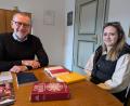 Bild: pz
Samantha Meder, im Bild zusammen mit Pfarrer Dr. Thomas Vogl in der Besprechungsecke im Pfarrhaus, bereitet sich auf die Aufnahme in die katholische Kirche vor. In der Osternachtfeier am 19. April in der Basilika ist es dann so weit.