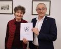 Bild: Michael Rabenhofer
Riedens Seniorenbeauftragte Marga Kraus stellt das diesjährige Seniorenprogramm bei Bürgermeister Erwin Geitner für Frühjahr und Sommer des Marktes Rieden vor.