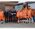 Bild: bö
226.000 Euro hat die Marktgemeinde Schmidmühlen für einen Unimog investiert. Bei der Schlüsselübergabe (von links): Bauhofleiter Christian Lautenschlager, Zweiter Bürgermeister Mathias Huger, Erster Bürgermeister Peter Braun, Verkaufsleiter Thomas Birner und Dritter Bürgermeister Martin Bauer (rechts) zusammen mit Mitarbeitern des Bauhofs.