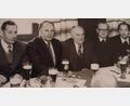 Bild: Archiv Werner Schulz
Diese historische Aufnahme zeigt (von rechts) den Lintacher Pfarrer Felix Meier, der Weiher betreut hatte, Dekan und Stadtpfarrer Edwin Völkl aus Hirschau, Kirchenpfleger Jakob Birner, Bürgermeister Willi Bösl und den Hirschauer Kirchenpfleger Hans Bösl bei der Pfarrversammlung im Gasthaus Schadl anlässlich der Übergabe der Filiale Weiher von der Pfarrei Pursruck an die Pfarrei Hirschau.