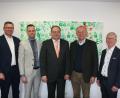 Bild: wfw
Die Raiffeisenbank Hirschau hat mit Marco Meier (Zweiter von links) und Robert Roggenhofer (Mitte) zwei neue Prokuristen. Zur Ernennung gratulierten ihnen die Bankvorstände Michael Hirmer (links) und Klaus Wild (rechts) sowie Aufsichtsratsvorsitzender Dr. Martin Nagler (Zweiter von rechts).