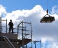 Bild: Soeren Stache/dpa-Zentralbild/dpa/Archivbild
Ein Arbeiter dirigiert auf einer Baustelle einen Kran. Die Saison in den Außenberufen beginnt wieder. Das macht sich bei den Arbeitslosenzahlen bemerkbar.