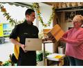 Bild: Portner
Nach der Schließung der Postfiliale Schönsee kommt auf den DHL-Paketshop in der Bäckerei Bösl in Weiding (Inhaberin: Manuela Bauriedl) mehr Arbeit zu. Angelika Bösl nimmt Pakete an und verkauft auch Briefmarken.