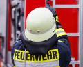 Symbolbild: Philipp von Ditfurth/dpa
Ein Feuerwehrmann holt während einer Einsatzübung eine Leiter vom Dach.