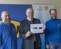 Bild: Uwe Moosburger
Franz Löffler (Mitte) Bezirkstagspräsident und Landrat von Cham mit Markus Pleyer (rechts) und Jens Stenglein bei der Präsentation zum Wort des Jahres.
