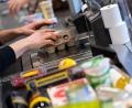 Symbolbild: Sven Hoppe/dpa
Ein Kassierer scannt in einem Supermarkt an der Kasse die Produkte.
