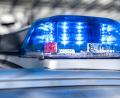 Symbolbild: David Inderlied/dpa
Die Polizei kontrolliert einen 14-Jährigen, der mit einem gestohlenen E-Scooter unterwegs ist.
