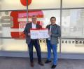 Bild: Sparkasse Eschenbach
Filialdirektor Wolfgang Busch überreicht einen symbolischen Spendenscheck an den Eschenbacher Bürgermeister Marcus Gradl. Insgesamt werden 33.075 Euro gespendet.