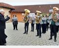 Bild: oe
Der Regensburger Bischof Rudolf Voderholzer dirigierte kurz vor Beginn des DJK-Diözesantags in Ammerthal die örtliche Blaskapelle.