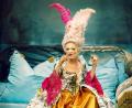 Bild: Franziska Strauss
Marie Antoinette (Anna Thalbach) wartet seit 15 Jahren auf ihre Hinrichtung. Wie das ausgeht, ist am 2. April im Amberger Stadttheater zu sehen.
